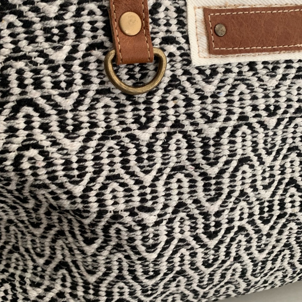 NWT BEAUTIFUL PAT WEEKENDER HANDBAG - Picture 4 of 7